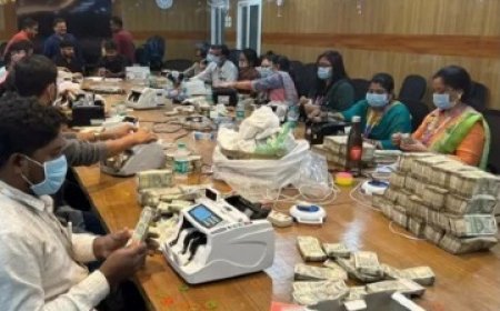 ଆଜି ଛୁଟି ଦିନରେ ବି ବଲାଙ୍ଗୀର ଷ୍ଟେଟ ବ୍ୟାଙ୍କ ମେନ୍ ବ୍ରାଞ୍ଚରେ ଟଙ୍କା ଗଣୁଛନ୍ତି ଅଧିକାରୀ ।