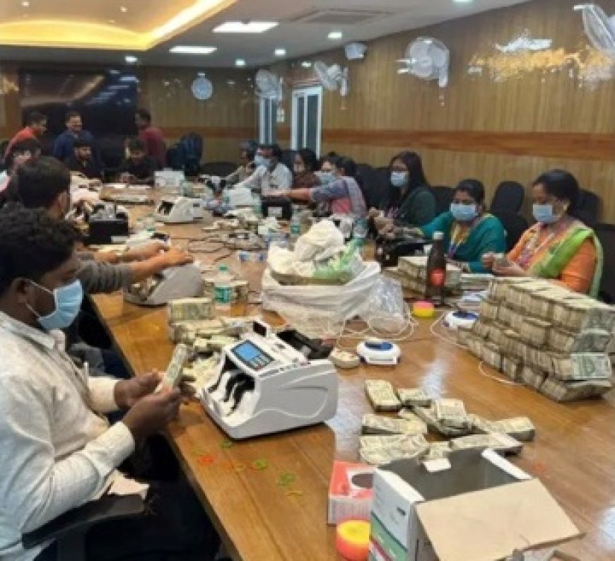 ଆଜି ଛୁଟି ଦିନରେ ବି ବଲାଙ୍ଗୀର ଷ୍ଟେଟ ବ୍ୟାଙ୍କ ମେନ୍ ବ୍ରାଞ୍ଚରେ ଟଙ୍କା ଗଣୁଛନ୍ତି ଅଧିକାରୀ ।